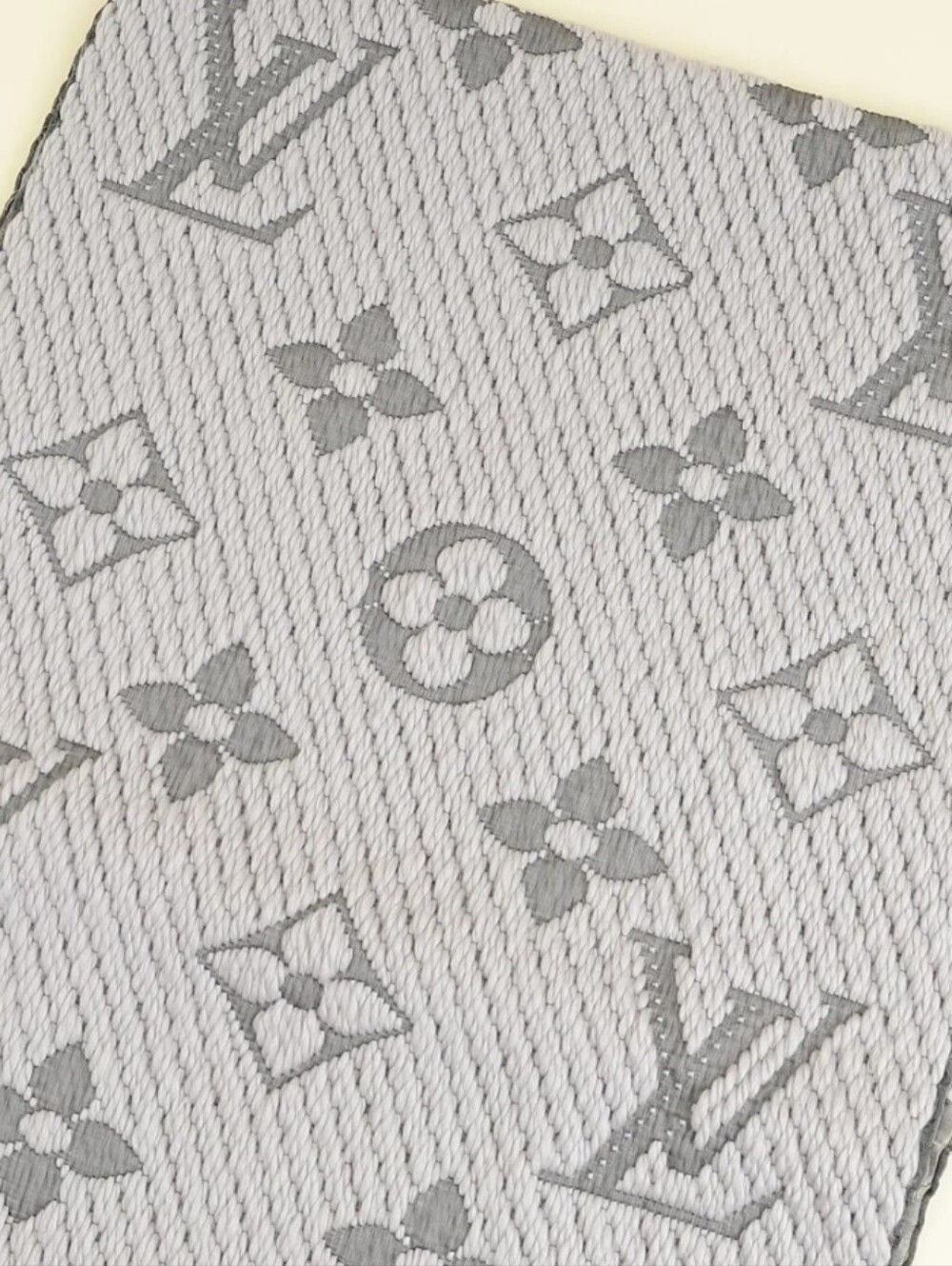 Louis Vuitton Pale Gray Monogram Knit Scarf with Motifs/ Excellent Condition! - Picture 3 of 4
